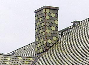 Schornstein mit Dachziegelverkleidung