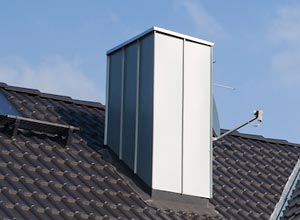 Schornstein mit Metallverkleidung