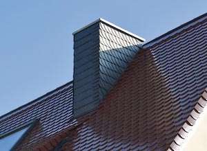 Schornstein mit Schieferverkleidung