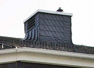 Schornstein mit Schieferverkleidung